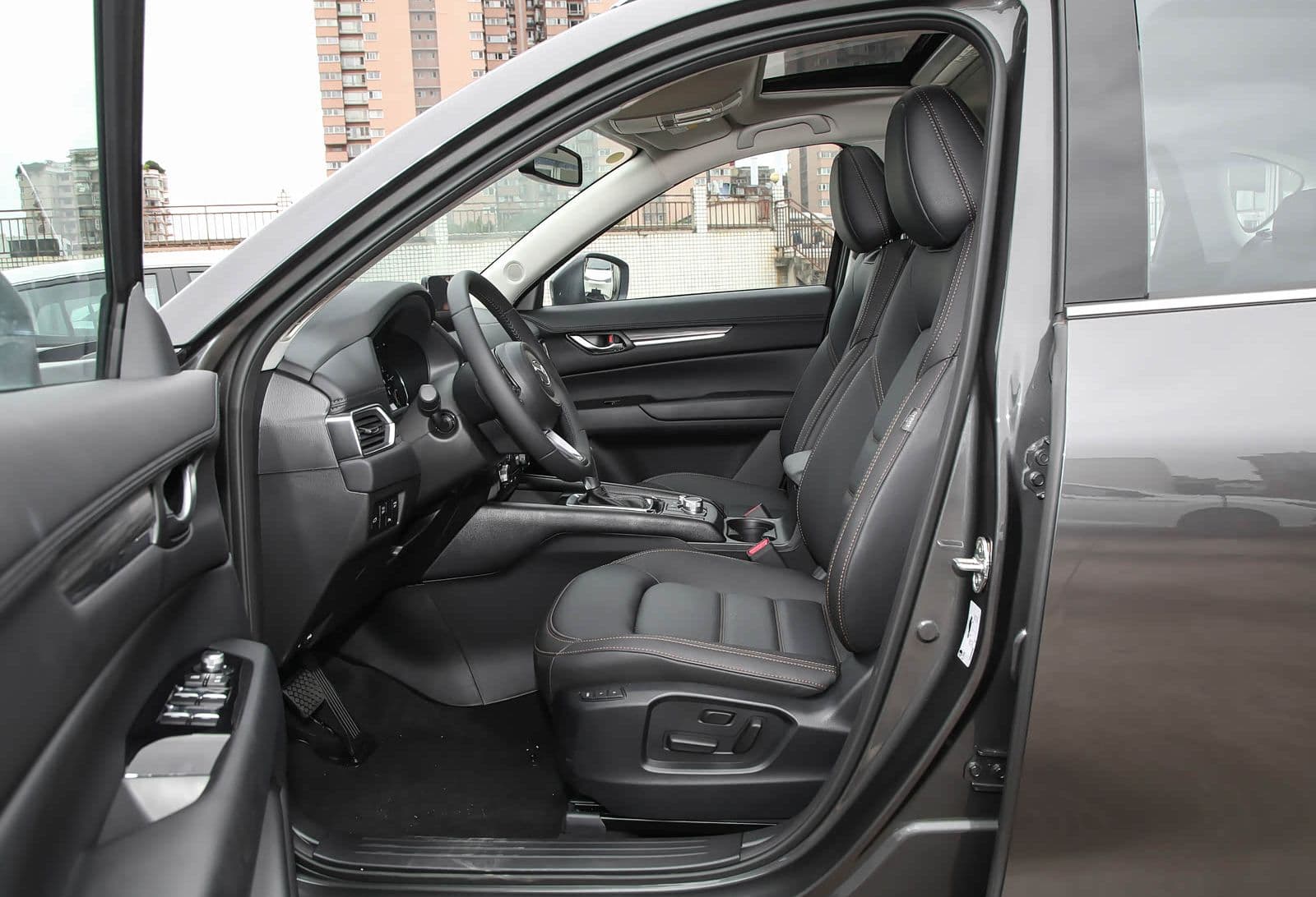 2024 Mazda CX-5 2.0L Elegance — SUV compacto, asientos delanteros para exportación