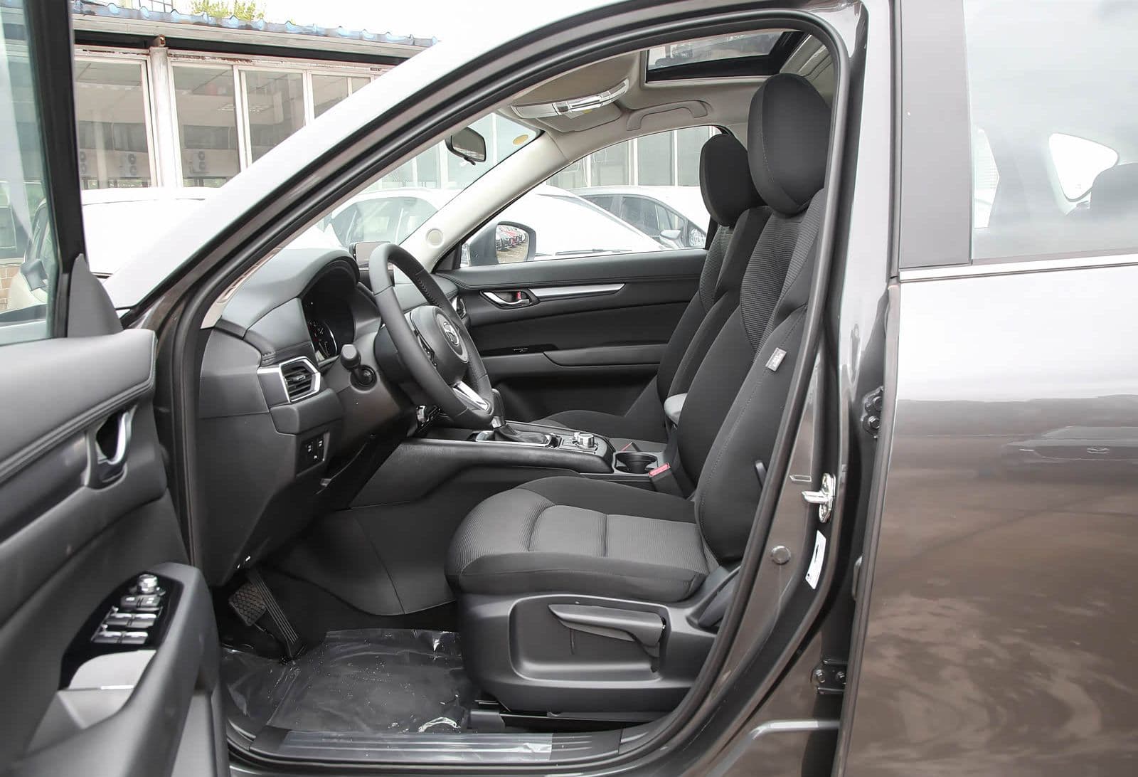 2024 Mazda CX-5 2.0L Style — Compact SUV, front seats for export