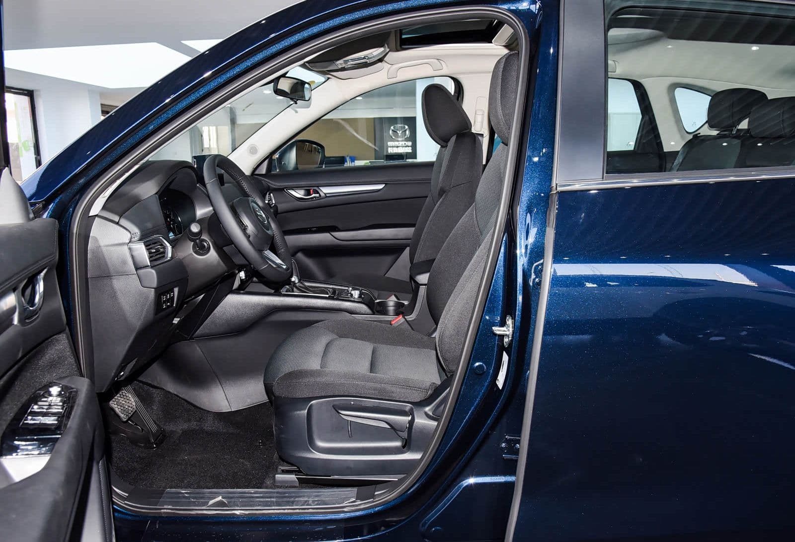 2024 Mazda CX-5 2.0L Style Pro — Compact SUV, front seats for export