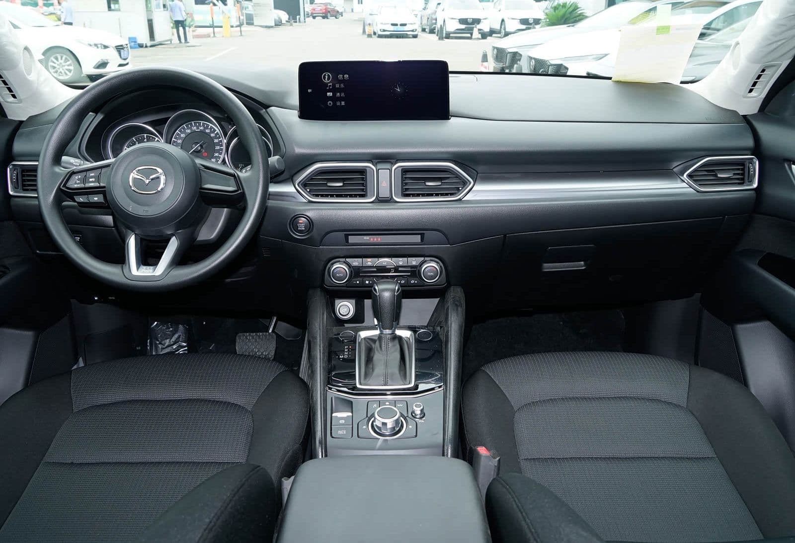 2025 Mazda CX-5 2.0L Comfort — SUV compacto, consola central y selector de cambios para exportación
